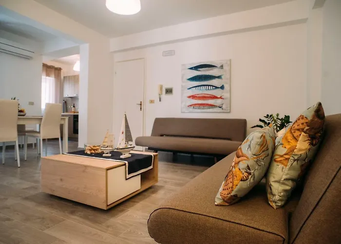 The Lighthouse 特拉佩托